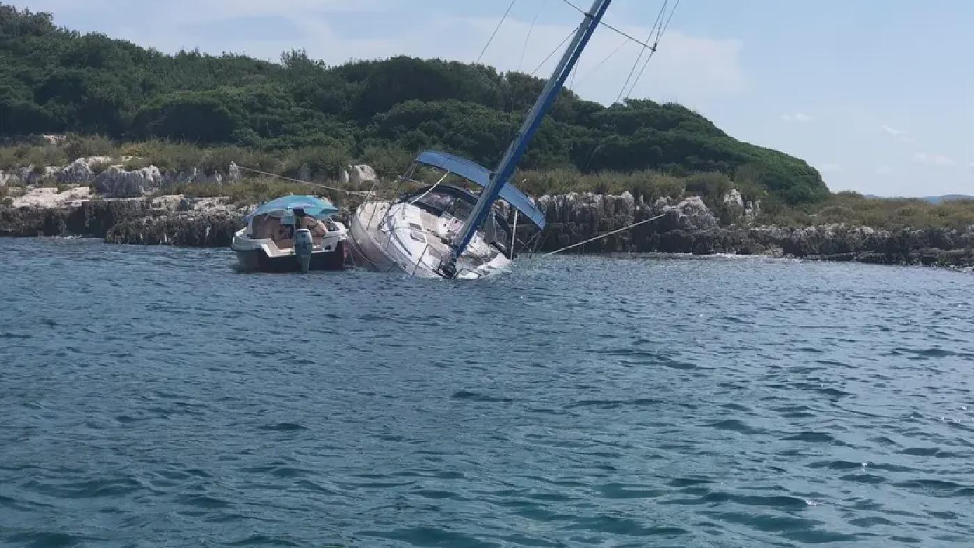 A crash on an Island with a sailing boat