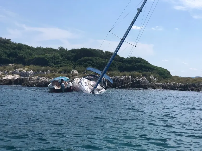 A crash on an Island with a sailing boat A crash on an Island with a sailing boat