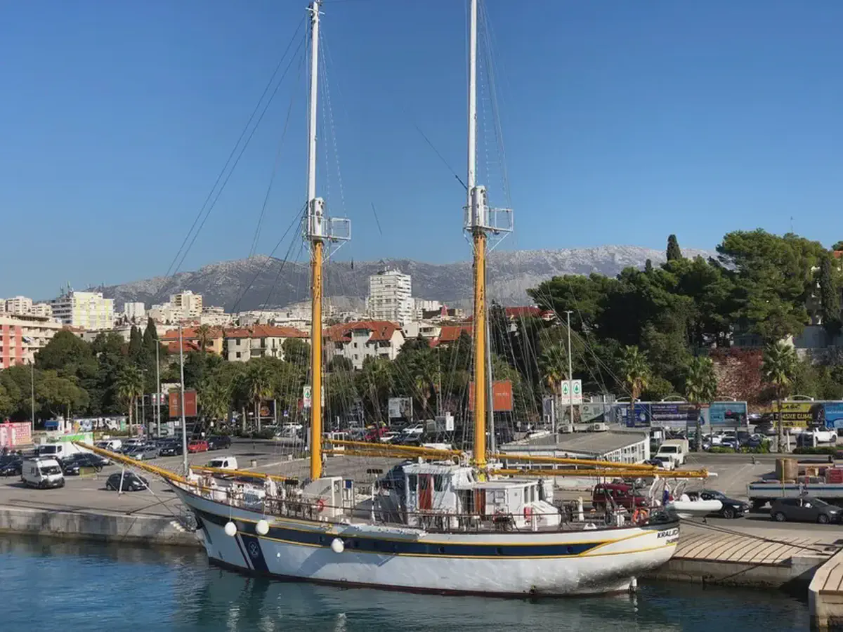 Sailing students practicing maneuvers