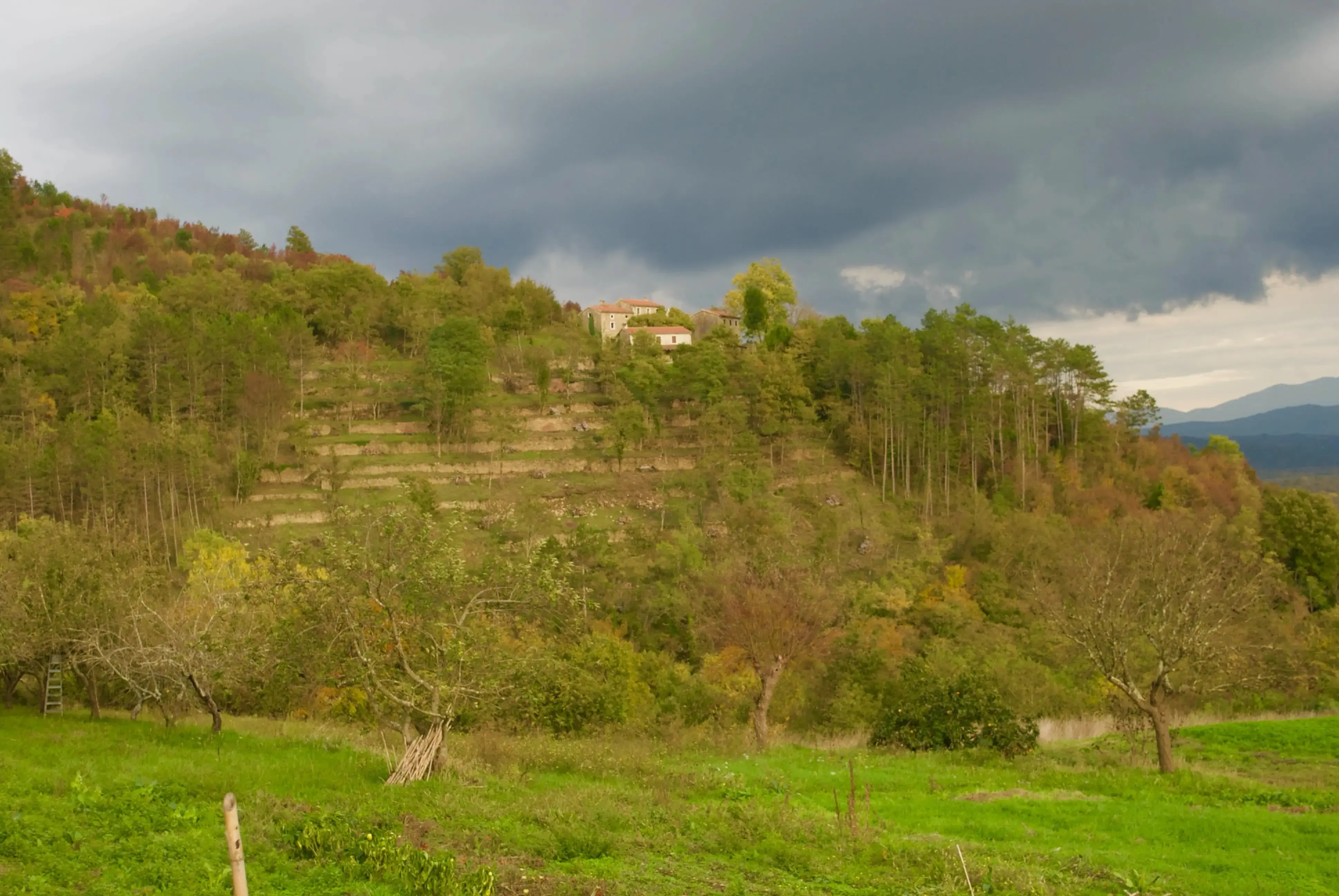 Zonsondergang boven rotsen