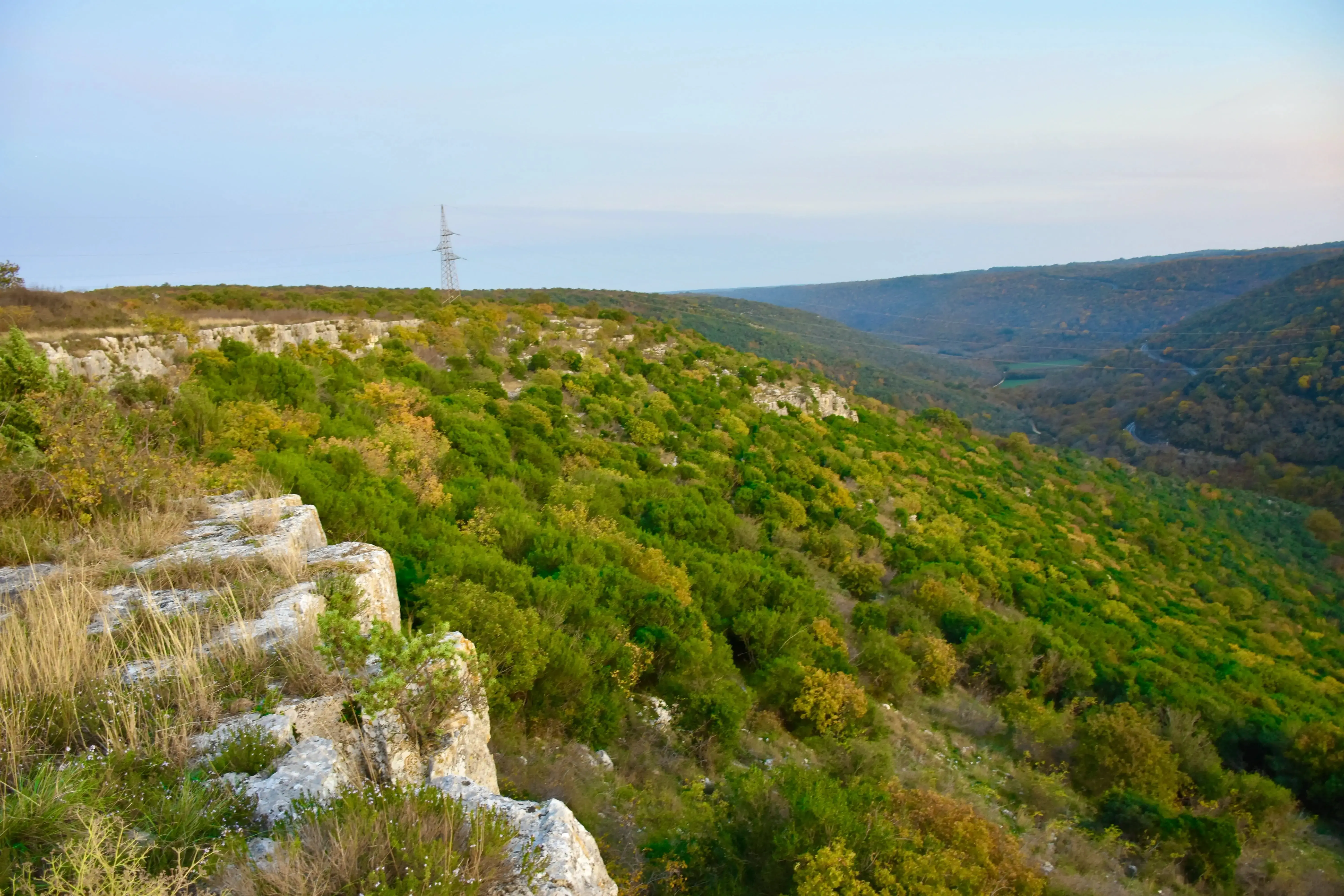 Zonnig heuvellandschap