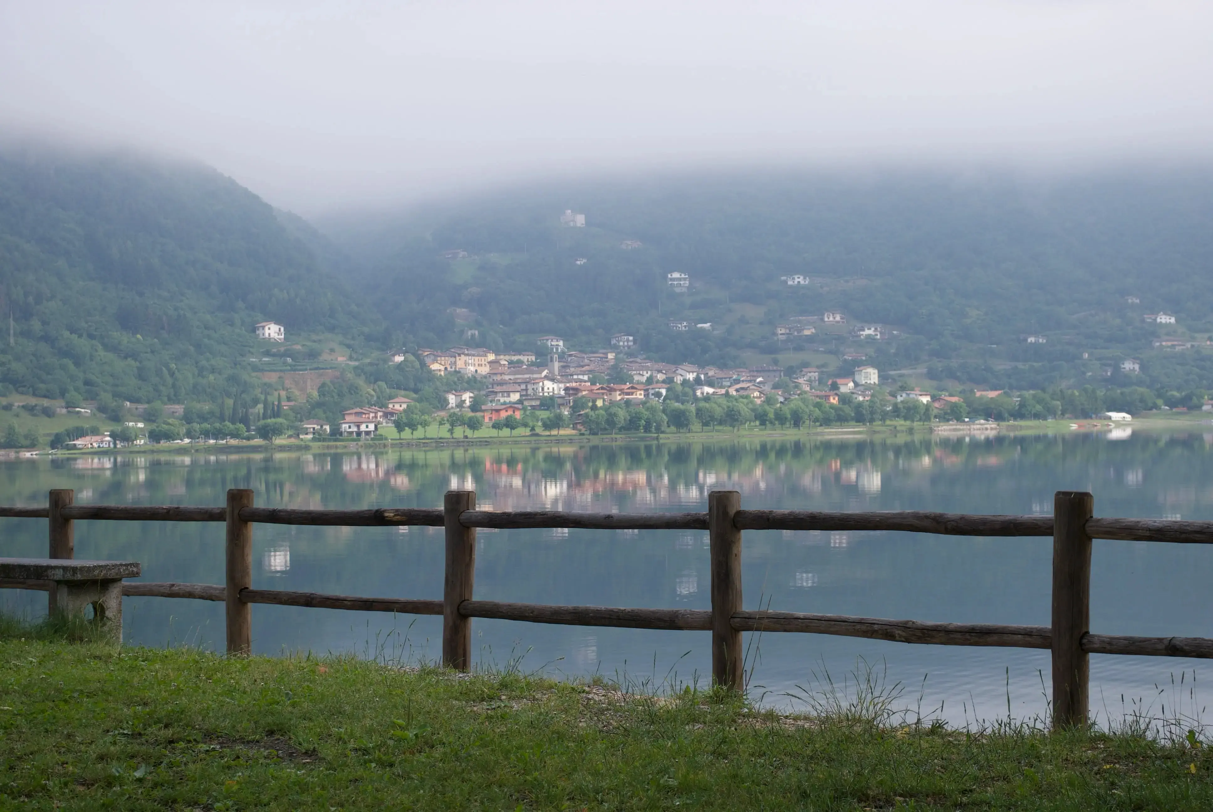 Oude gebouwen aan de kust